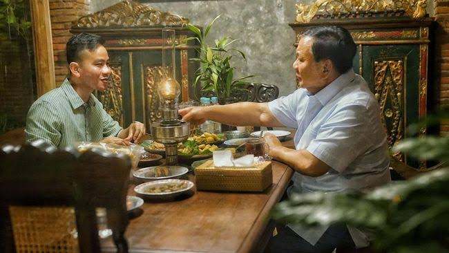 Momen kebersamaan Gibran Rakabuming Raka dengan Prabowo Subianto (foto/int)